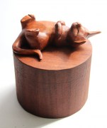 2023 Urn poes hout rond lig op rug 800
